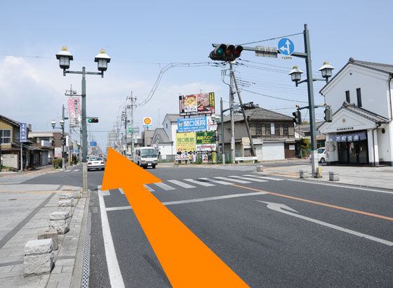 新栃木駅前を通過、今泉町交差点を直進