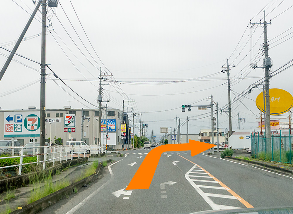 県道31号線を直進。「卒島交差点」を右折してください。